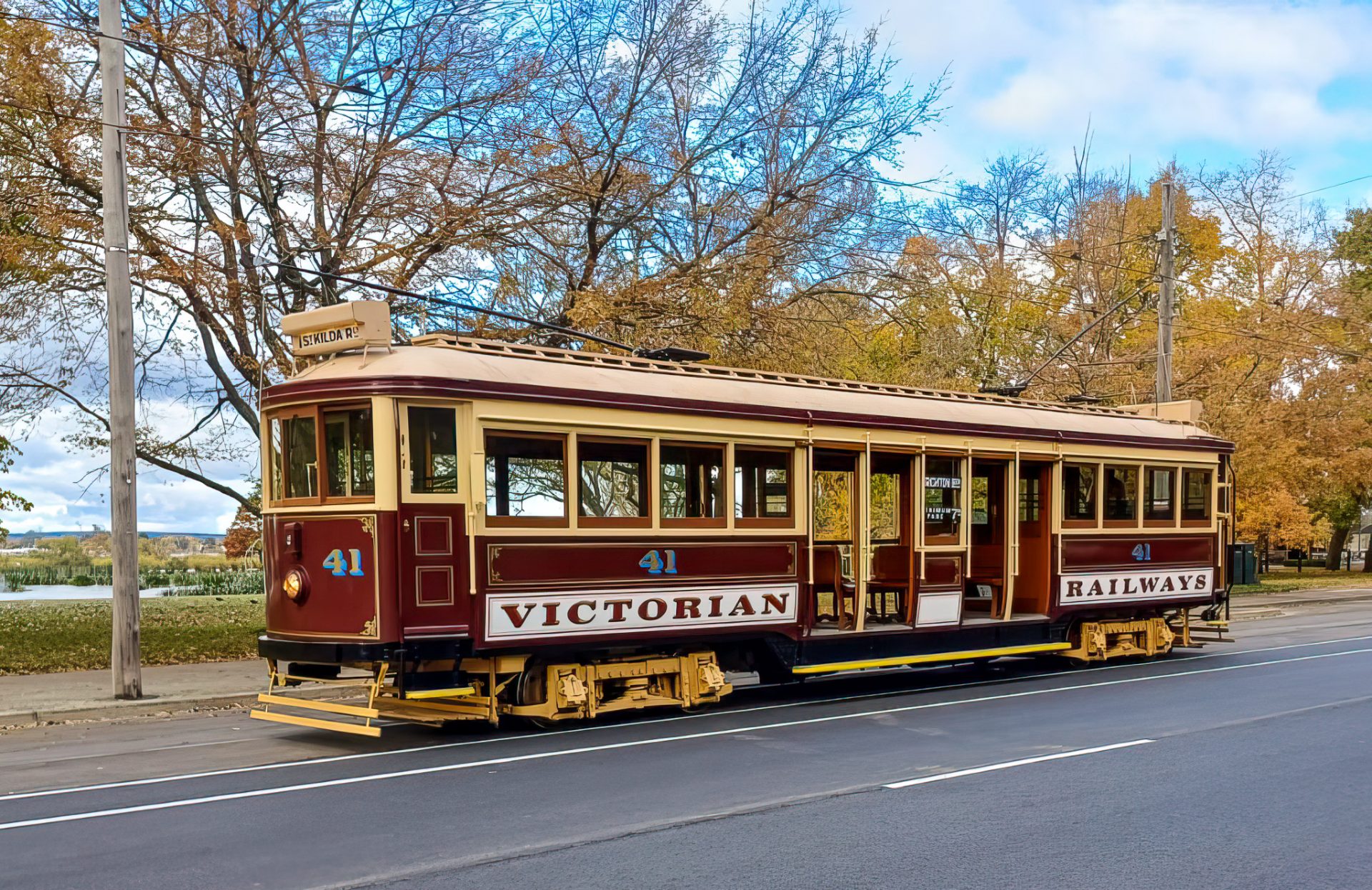 Victorian Railways tram No. 41 in Wendouree Parade