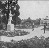 Visitors stroll the gardens with the Wallace statute on the left. c1910.